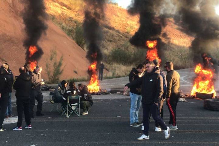 La Policía carga contra los huelguistas a las puertas de Repsol Puertollano