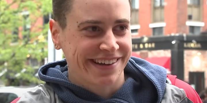 La expulsaron del baño de mujeres de un hotel por tener el pelo corto y llevó el caso a la justicia