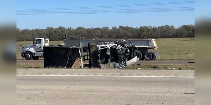 Trailer rollover closes lanes of Highway 6 in Navasota