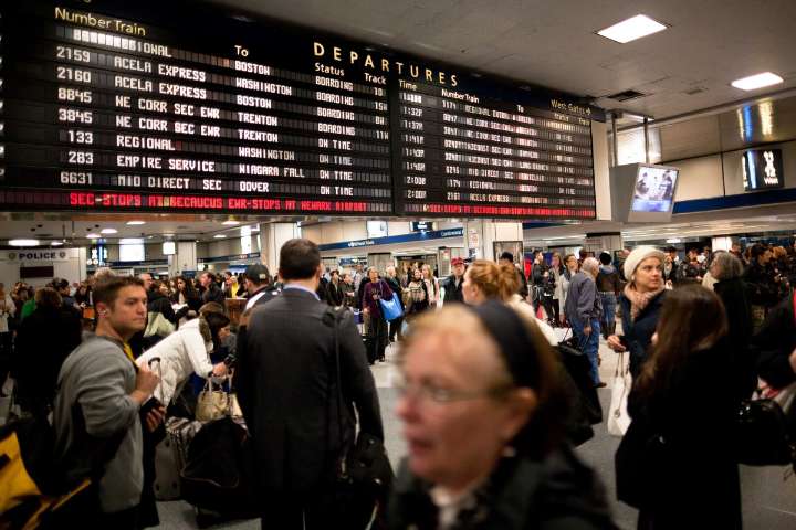 Récord de viajes por Thanksgiving en el área triestatal: aeropuertos, trenes y carreteras se preparan para días caóticos