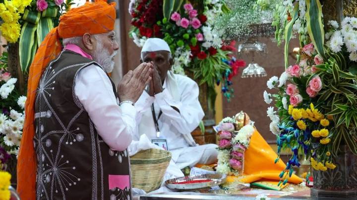 PM Modi leads grand celebrations on Janjatiya Gaurav Diwas, pays tribute to Lord Birsa Munda at Devmogra Temple