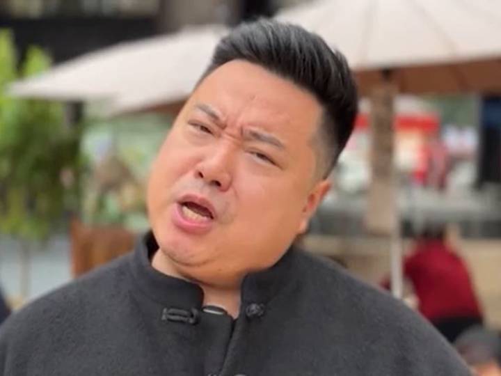 Perdió una apuesta y cambió su vida: el “Trump chino” que es viral en redes sociales