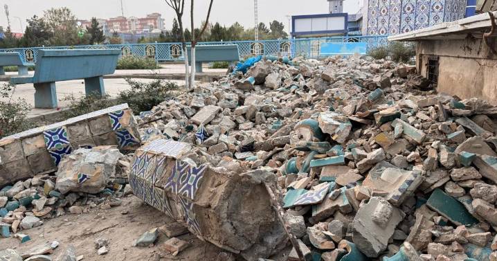 Sobrevivientes de sismo en Afganistán excavan entre escombros tratando de rescatar pertenencias