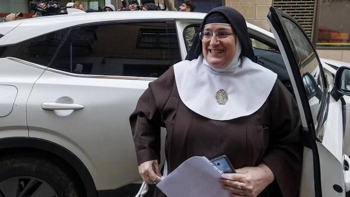 Detenida la exabadesa de Belorado por apropiación indebida tras un registro en el convento