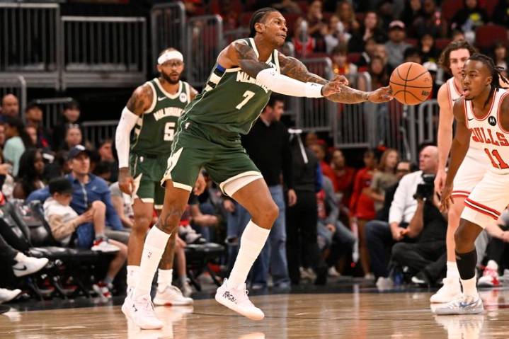 Bucks G Kevin Porter Jr. out 4 weeks with knee injury
