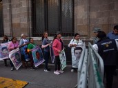 Padres de normalistas arriban a Palacio Nacional