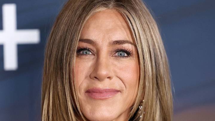 Jennifer Aniston sends fans wild as she goes official with Jim Curtis romance