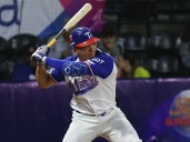 Jadher Areinamo surca hacia el tope del bateo