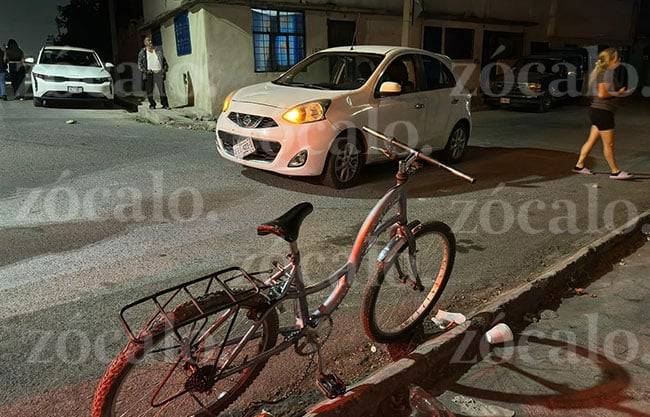 Un ciclista al omitir su alto, sufrió lesiones leves tras ser embestido por una mujer en la colonia Isabel Amalia