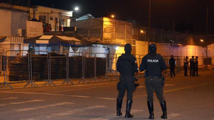 Al menos 31 han muerto, 27 de ellos ahorcados, tras violentos enfrentamientos en una cárcel de Ecuador