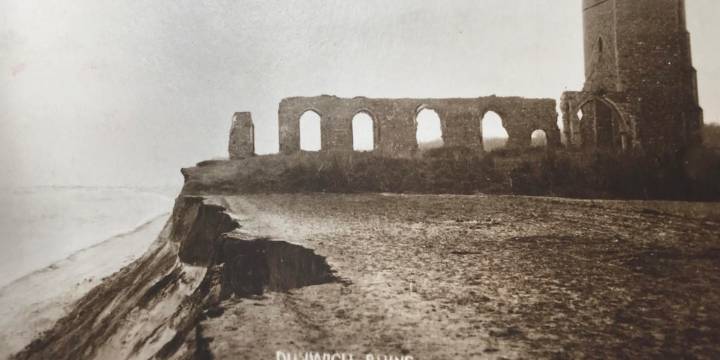 Dunwich, la ciudad que se tragó el mar: tormentas devastadoras, ruinas entre la niebla y el eco de leyendas que no mueren