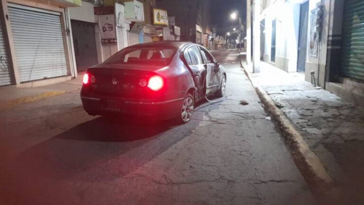 Vehículo que circulaba a exceso de velocidad derribó postes a su paso en Tulancingo