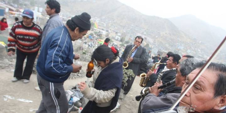Día de Todos los Santos: familiares recuerdan a sus seres queridos con música y homenajes en el cementerio Nueva Esperanza