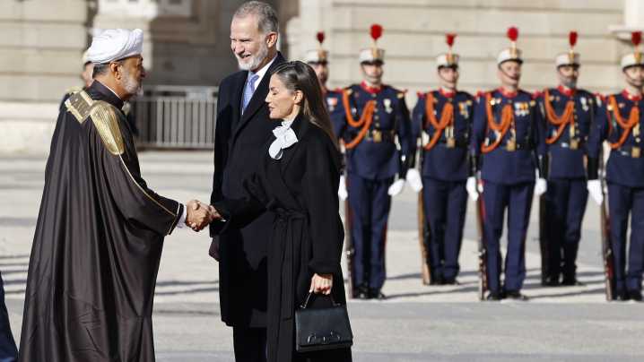 Os reis reciben o sultán de Omán con honras militares no Palacio Real