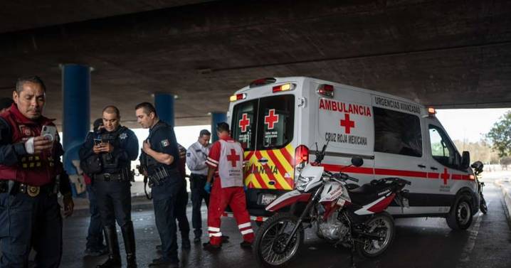 Resulta lesionado auxiliar vial tras caer de motocicleta en Zona Centro