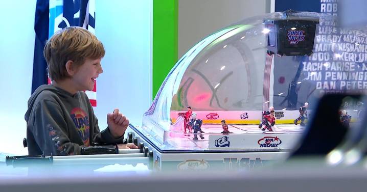 World Junior hockey pop-up opens in Mall of America ahead of championships