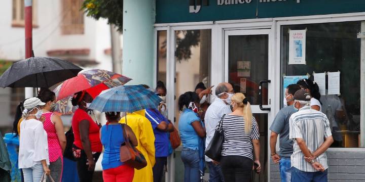 El régimen cubano endurece el control sobre las cuentas en dólares y profundiza la grave crisis que atraviesa la isla