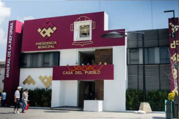 ¿En qué mes se presentaron más denuncias por delitos cometidos por servidores públicos en Mineral de la Reforma?