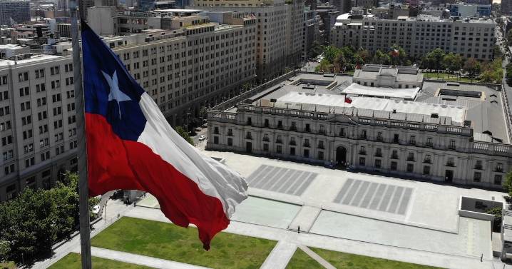 Riesgo país de Chile cae luego de comicios del domingo, con el mercado atento al cambio de ciclo político