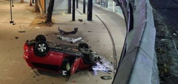 Camioneta cae y vuelca en la Glorieta de los Insurgentes; conductor abandona el vehículo