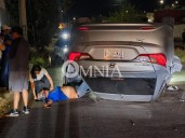 Conductor ebrio vuelca tras chocar contra banqueta y barra de contención