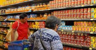 Consumidores prevén economía en deterioro en siguientes 12 meses