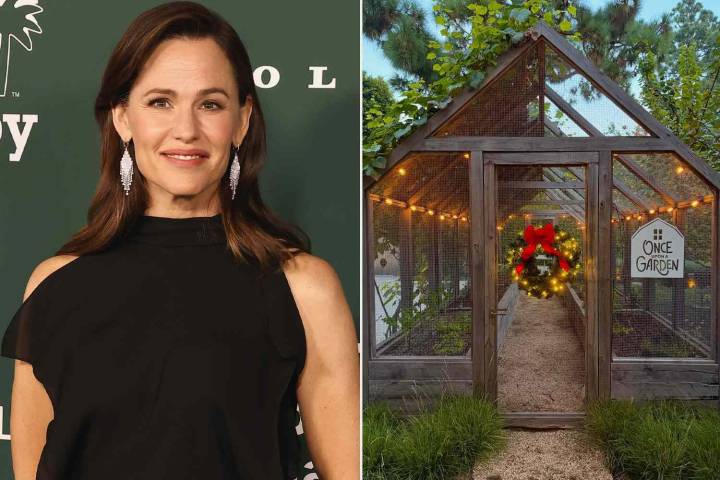 Jennifer Garner Shows Off Christmas Decorations at Her L.A. Home