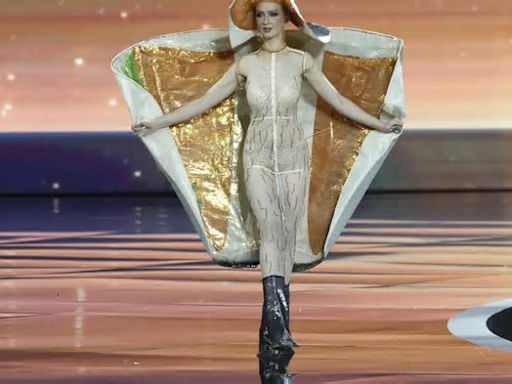 Salmon gigante traje sorpresa de Miss Noruega