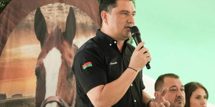 Gobernador de Arauca sufrió un fuerte atentado cuando se dirigía por carreteras del municipio de Fortul: “Nos acaban de atacar”