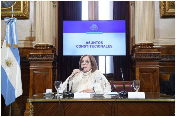 Sorpresivo guiño del kirchnerismo al Gobierno: firmó en disidencia el dictamen para reformar la ley de DNU