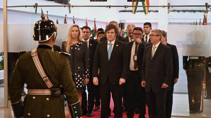 Milei participó de la ceremonia de asunción del presidente Rodrigo Paz Pereira