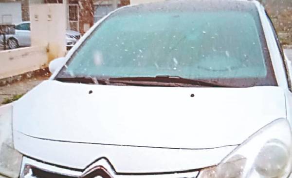 Roban auto del frente de la casa del dueño y camioneta de estacionamiento de autoservicio