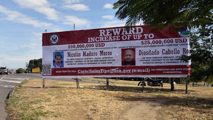 Estados Unidos planearía lanzar panfletos sobre Caracas ofreciendo recompensa por Maduro