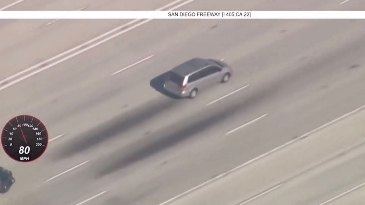 Prófuga evade a la policía por cuatro condados de California antes de huir a México (Video)