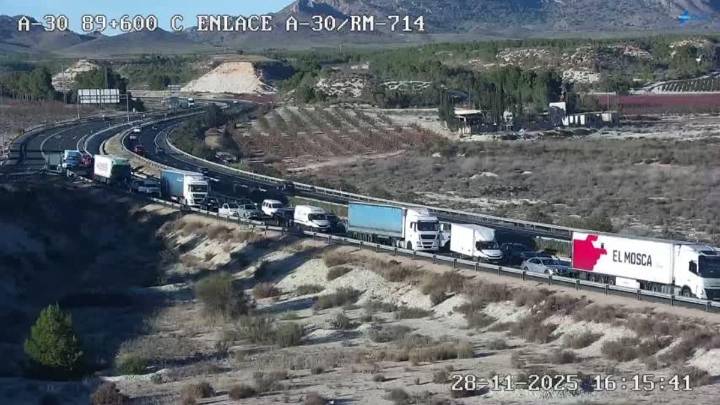 Un accidente entre dos camiones obliga a cortar la autovía y causa atascos kilométricos para entrar a Murcia
