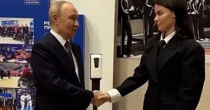 Putin sparks health fears as 'bulging veins' spotted on dictator's hand