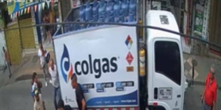 Impactante video en Calarcá: mujer y su bebé evitan ser arrollados por un camión