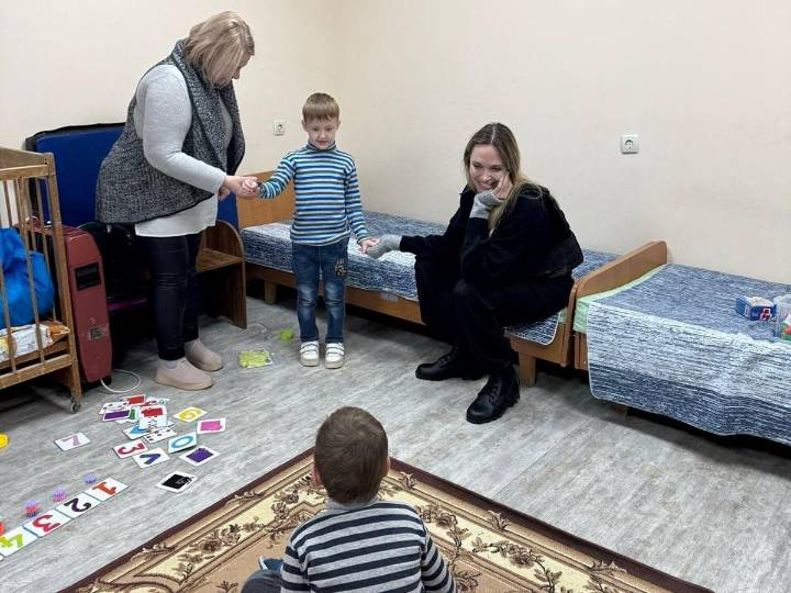 Angelina Jolie visita un hospital en una de las ciudades más peligrosas en Ucrania