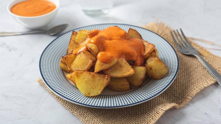 Una marca valenciana pide a la RAE que incluya la acepción “salsa” en la descripción de “brava”