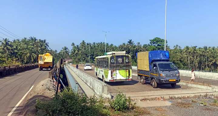 Stalled truck disrupts traffic flow on Sanguem bridge