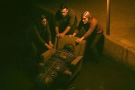 Amαrraron a sillón a sacerdote αsξsinado y lo tiraron a canal