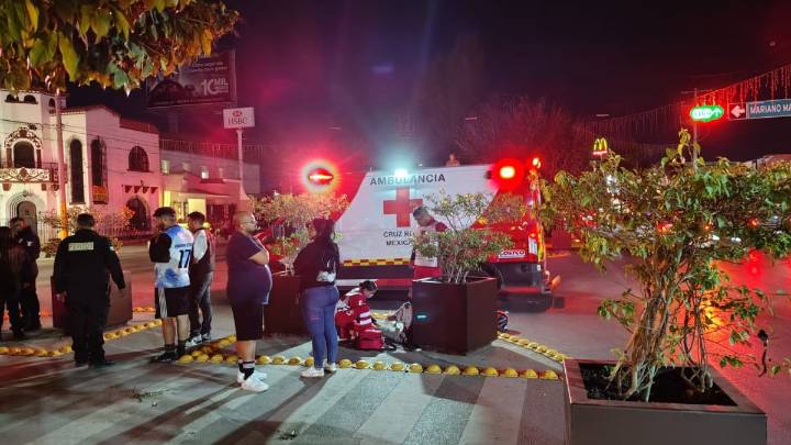 Taxista provoca accidente vial y deja dos jóvenes lesionados en Torreón