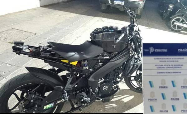 Lo detuvieron por hacer maniobras peligrosas en moto y escapar de la policía