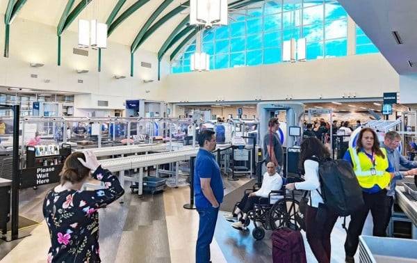 Temen viajeros caos por cancelación de vuelos