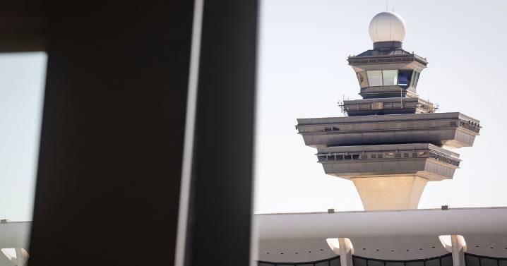 18 people sent to the hospital after mobile lounge crashes at Washington D.C.