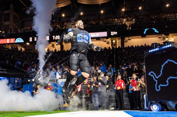 Lions starting LT avoids serious knee injury, expects to play vs. Commanders