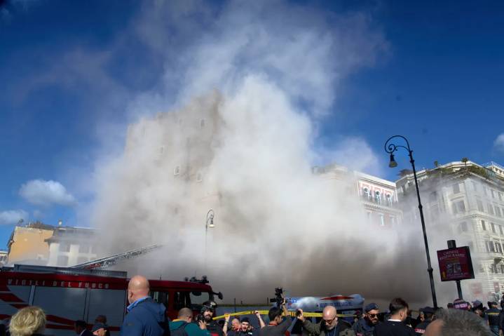Rescatan a hombre tras colapso parcial de torre medieval en Roma