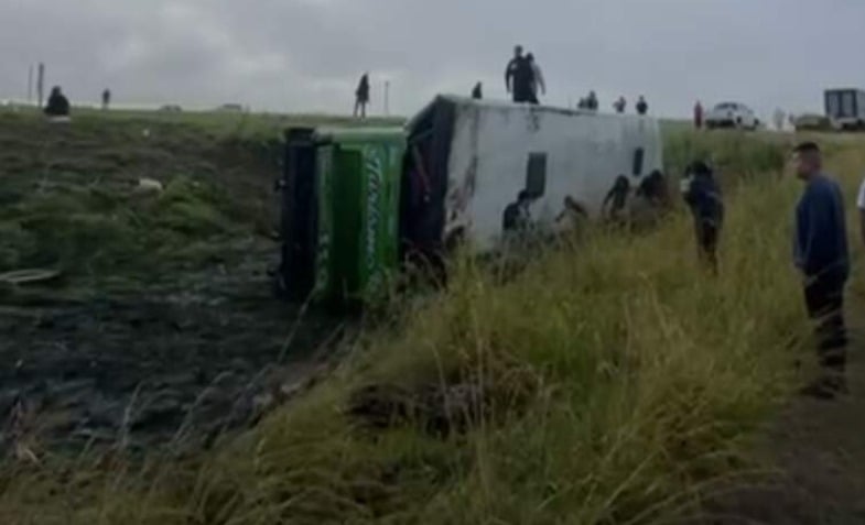 El padre “Paco” Olveira iba en el micro que volcó: “Le tomé el pulso a una persona y estaba sin vida”