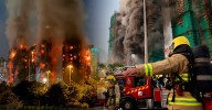 Incendio de grandes proporciones consume complejo residencial: Reportan más de 100 fallecidos y varios heridos