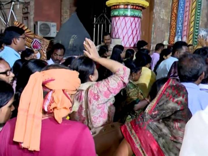Chaotic scenes at Puri Jagannath Temple as devotees break barricades, force their way in